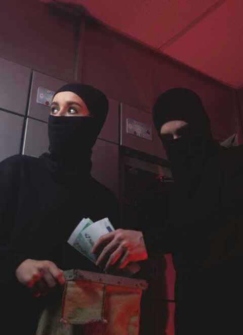 Картинка квеста - Ограбление банка. Бумажный дом