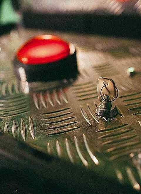 Картинка квеста - Красная кнопка