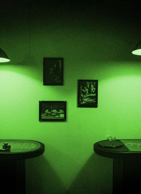 Картинка квеста - Карты, деньги, два стола